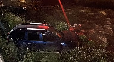 Bursa'da otomobil dereye savruldu, sürücü aracı bırakıp gitti
