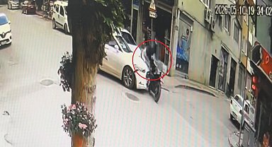 Bursa'da otomobil ile çarpışan motosiklet sürücüsü yaralandı; kaza kamerada