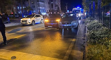 Bursa'da otomobil, kırmızı ışıkta bekleyen otomobile çarptı: 3 yaralı