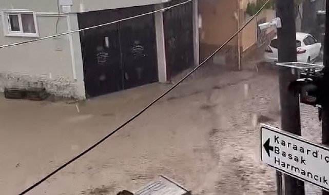 Bursa'da sel meydana geldi; evleri su bastı, çatı çöktü