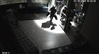 Çaldıkları para ve altınları kaza yaptıkları yerde bırakıp kaçtılar