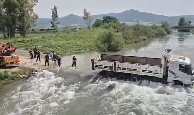 Çayın ortasında kalan kamyondaki 2 kişi, kurtarıldı