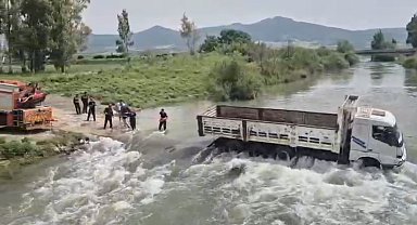 Çayın ortasında kalan kamyondaki 2 kişi, kurtarıldı