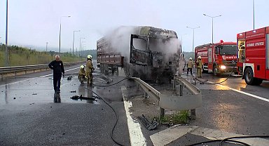 Çekmeköy'de bariyerlere çarpan TIR yandı