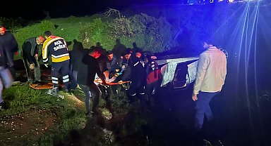 Cenazeye gidenlerin bulunduğu otomobil, şarampole yuvarlandı; 4 yaralı