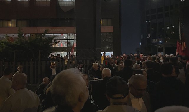 CHP İstanbul İl Başkanlığı'nın önünde 'mutlak butlan' kararına tepki