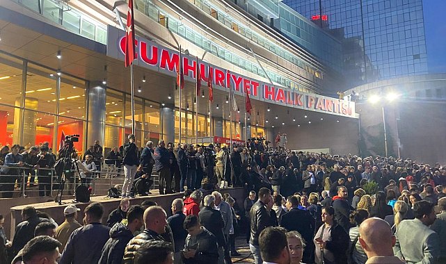CHP'liler 'mutlak butlan' kararı sonrası genel merkezde toplandı