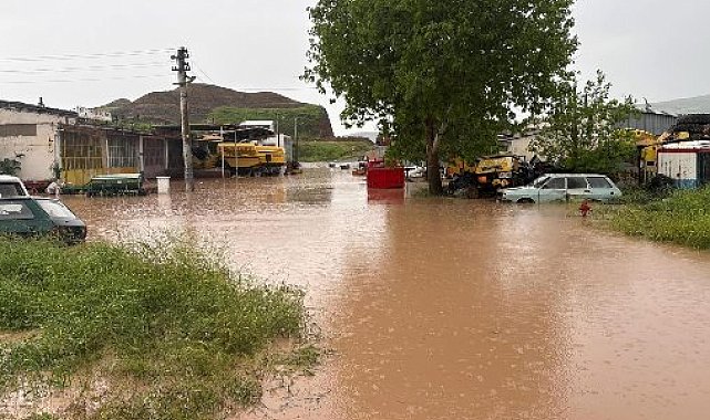 Çorum'da sağanak ve dolu: Yollar su altında kaldı