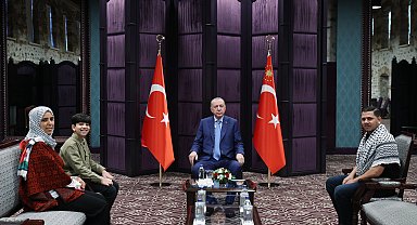 Cumhurbaşkanı Erdoğan, Gazzeli Ebu Cezer ve ailesini kabul etti Metin eklendi