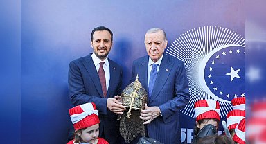 Cumhurbaşkanı Erdoğan'a özel hazırlanan miğfer hediye edildi