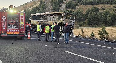 Denizli'de bariyerlere çarpan yolcu otobüsü yandı: 1'i bebek 8 ölü, 33 yaralı