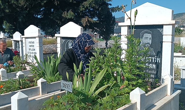 Depremzedeler, kaybettikleri yakınlarının mezarlarını ziyaret etti