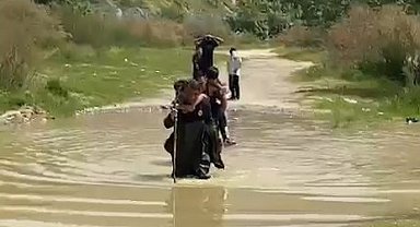 Dere kenarında mahsur kalan 5 çocuğu, itfaiyeciler sırtlarında taşıyıp kurtardı
