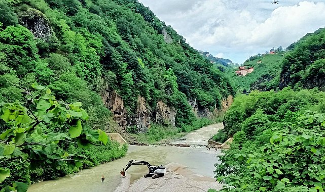 Derede balık avlarken yeğeniyle akıntıya kapılan amcayı arama çalışmaları sürüyor; son anları kamerada