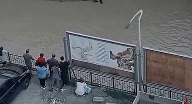 Dereye düşen çocuk iple kurtarıldı