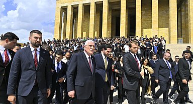 Dervişoğlu, gençlerle Anıtkabir'i ziyaret etti