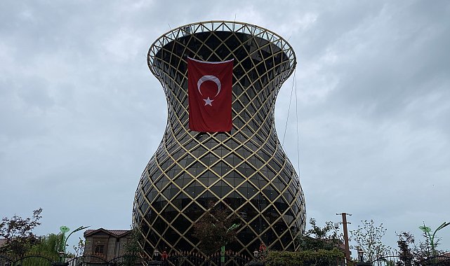 Dev çay bardağında dağcılardan Tür bayraklı 19 Mayıs gösterisi
