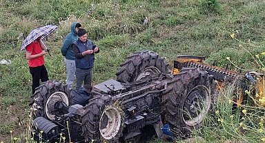 Devrilen traktörün altında yaşamını yitirdi