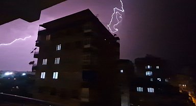 Diyarbakır ve Batman'da şimşekler geceyi aydınlattı; yollar suyla doldu