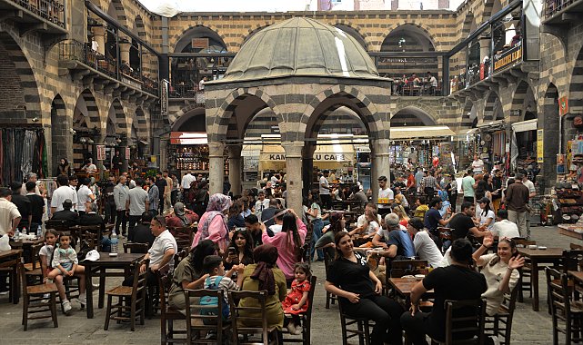 Diyarbakır'da, bayram tatilinde Sur'daki tarihi mekanlarda yoğunluk