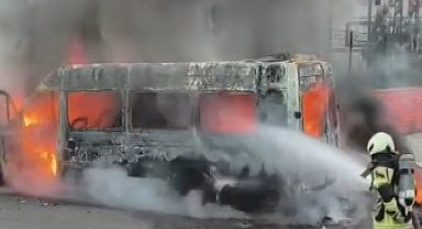 Diyarbakır'da öğrenci servisi alev alev yandı