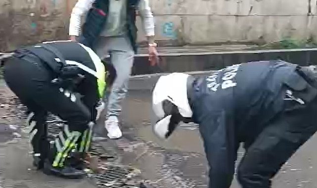 Diyarbakır'da sağanakta tıkanan mazgalları polisler temizledi