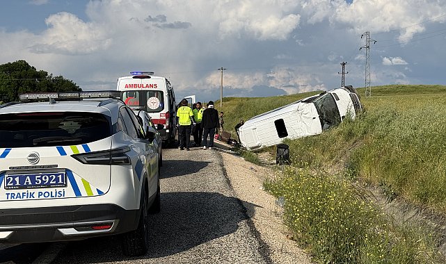 Diyarbakır'da yolcu minibüsü, şarampole devrildi: 19 yaralı