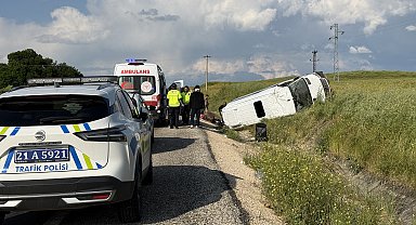 Diyarbakır'da yolcu minibüsü, şarampole devrildi: 19 yaralı