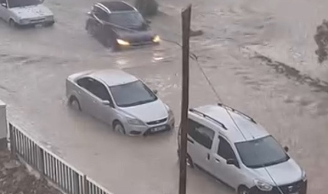 Doğu Akdeniz'de sağanak; caddeleri su bastı