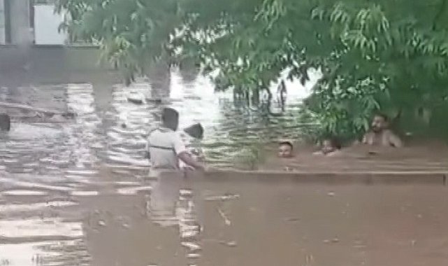 Doğu Akdeniz'de sağanak; caddeleri su bastı