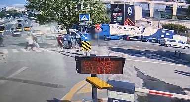 Dolmabahçe'de minibüsün çarptığı kadın trafik polisi ağır yaralandı; kaza kamerada