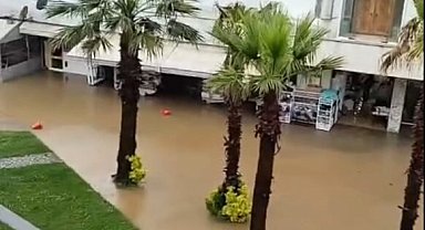 Düzce'de sağanak; ev ve işyerlerini su bastı
