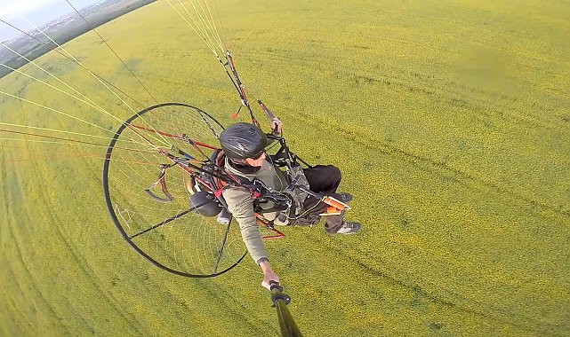 Edirne'nin 'sarı altın çiçeği' kanola tarlaları üzerinde paramotorla uçtu