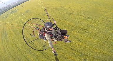 Edirne'nin 'sarı altın çiçeği' kanola tarlaları üzerinde paramotorla uçtu