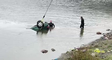 El freni çekilmeyen otomobil gölete düştü