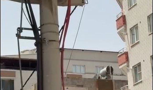 Elektrik direğinden kopan kabloyla temas eden çocuk yaralandı
