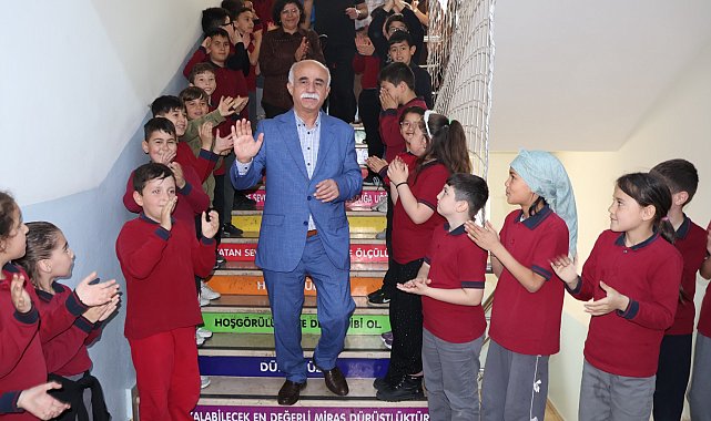 Emekliye ayrılan 47 yıllık öğretmeni 'Hatıran Yeter' şarkısıyla uğurladılar