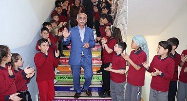 Emekliye ayrılan 47 yıllık öğretmeni 'Hatıran Yeter' şarkısıyla uğurladılar