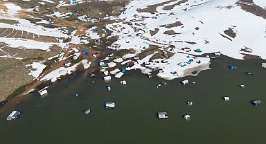 Erciyes'te kar erimeye başladı; kuruyan gölün etrafındaki karavan ve çadırlar su altında kaldı