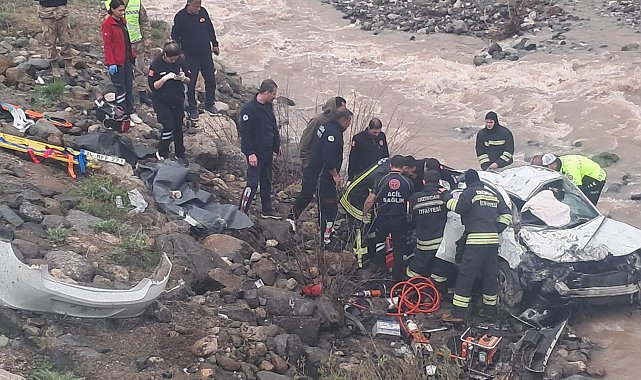 Erzincan'da otomobil, dereye yuvarlandı; 2 ölü, 1 yaralı