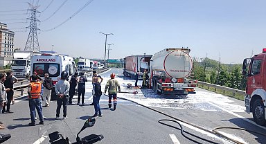 Esenyurt TEM Otoyolu'nda akaryakıt tankeriyle TIR çarpıştı- 1