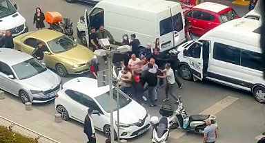 Esenyurt'ta kaza sonrası yol ortasında tekmeli tokatlı kavga
