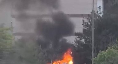 Esenyurt'ta seyir halindeki otomobil alev alev yandı