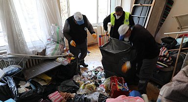Eskişehir'de evden 5 kamyon çöp çıktı