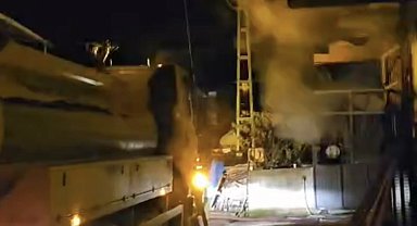 Evde çıkan yangında, yatağa bağlı hastayı komşuları kurtardı