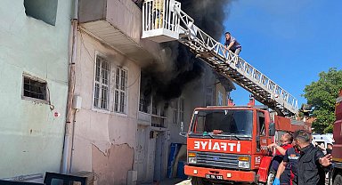 Evde çıkan yangından, pencereye uzatılan merdivenle kurtarıldılar