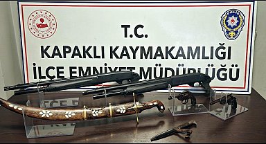 Evinde tarihi kılıç, kama ve tabanca bulunan şüpheli gözaltına alındı