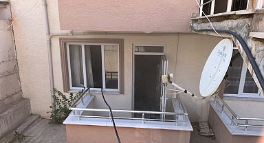 Evlerinde çıkan yangında mahsur kalan anne ile otizmli kızını komşuları kurtardı