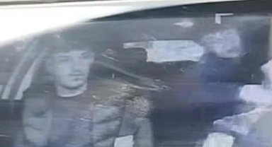 Eyüpsultan'da boynuna ip geçirerek darbettikleri taksiciyi gasbettiler; o anlar kamerada