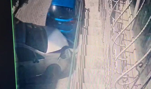 Eyüpsultan'da otomobil park halindeki araçlara çarptı; kaza kamerada